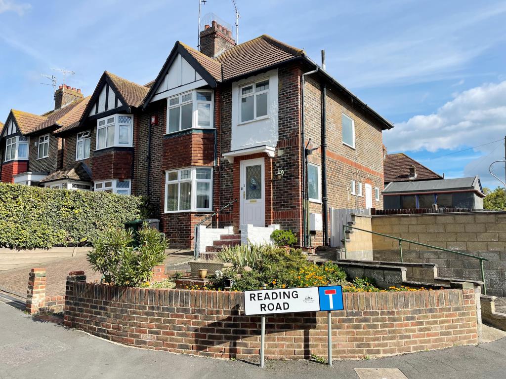 Lot: 73 - HOUSE WITH GARAGE AND GARDENS IN NEED OF UPDATING -